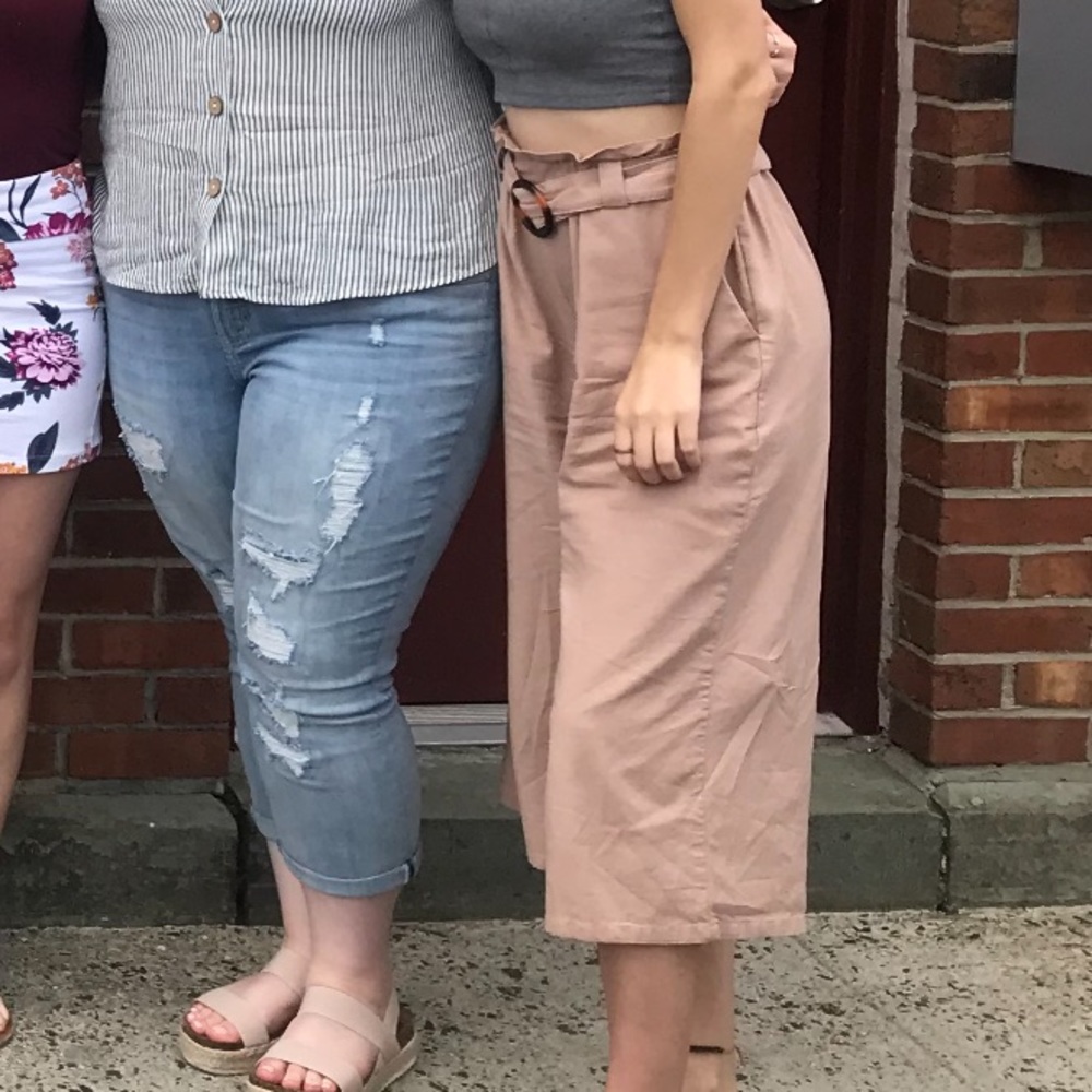 Beige High Wasted Bag Capris with Circle Belt
